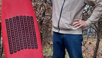 Den „Eisbachferrari“, sein 25 Jahre altes Surfboard, das er sich extra für die Eiswelle hat bauen lassen, hat Walter Strasser immer noch. Den „Eisbachferrari“, sein 25 Jahre altes Surfboard, das er sich extra für die Eiswelle hat bauen lassen, hat Walter Strasser immer noch.