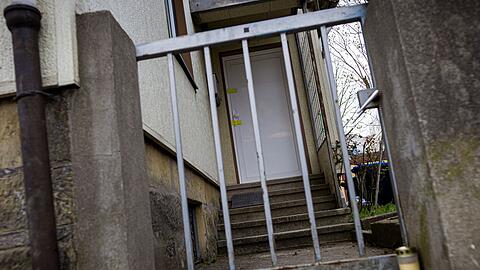 Ein Grablicht wurde vor dem Einfamilienhaus abgestellt.