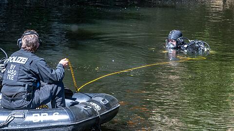 Nach mutma&szlig;lichen Brandanschl&auml;gen in der Oberpfalz suchten Polizeitaucher in der Donau bei Regensburg nach m&ouml;glichen Beweisen. (Symbolbild)