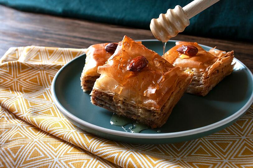 Baklava ist als Nachspeise oder Nachmittags-Snack auch aus der Küche des Nahen Ostens bekannt. Für Baklava werden Blätter- oder Filoteigplatten mit gehackten Walnüssen, Mandeln oder Pistazien sowie Nelken und Zucker belegt. Danach werden die Kuchen in Honig- oder Zuckersirup eingelegt, dadurch wird das traditionelle Gebäck sehr lange haltbar. Baklava ist als Nachspeise oder Nachmittags-Snack auch aus der Küche des Nahen Ostens bekannt. Für Baklava werden Blätter- oder Filoteigplatten mit gehackten Walnüssen, Mandeln oder Pistazien sowie Nelken und Zucker belegt. Danach werden die Kuchen in Honig- oder Zuckersirup eingelegt, dadurch wird das traditionelle Gebäck sehr lange haltbar.