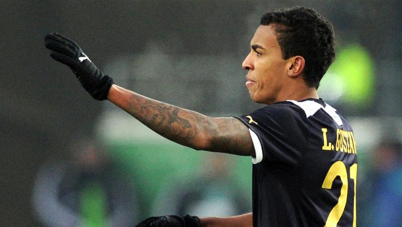 Ab sofort im Trikot des FC Bayern:Luiz Gustavo Ab sofort im Trikot des FC Bayern:Luiz Gustavo
