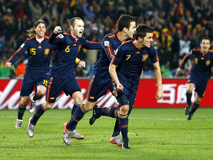 Neben Deutschland wie erwartet die souveränste Elf der EM-Qualifikation: Weltmeister Spanien marschierte ohne Punktverlust durch die Gruppe I in Richtung EURO 2012.