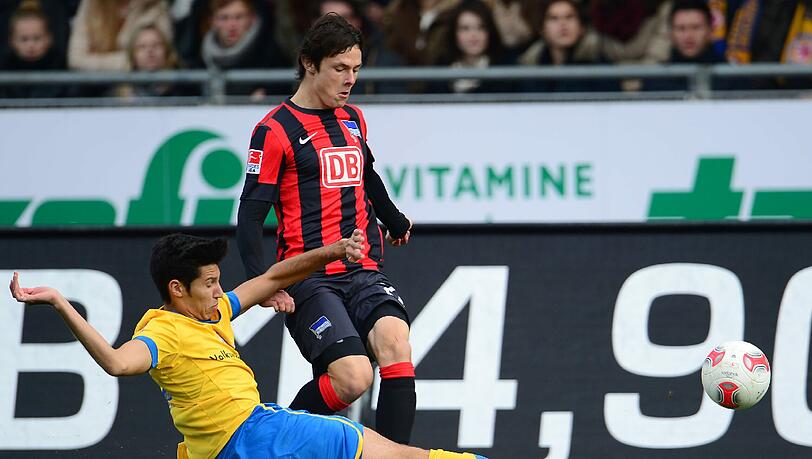 Unentschieden im Spitzenspiel: Hier kämpfen der Braunschweiger Marcel Correia (l) und Herthas Nico Schulz um den Ball. Unentschieden im Spitzenspiel: Hier kämpfen der Braunschweiger Marcel Correia (l) und Herthas Nico Schulz um den Ball.