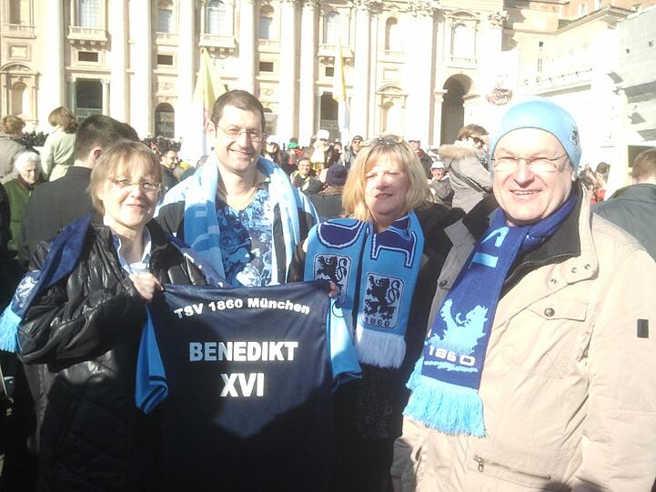 Jutta Schnell, Fanbeauftragte des TSV 1860 (l.), ist mit anderen Löwen-Fans in Rom.