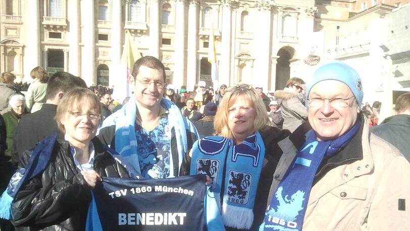 Jutta Schnell, Fanbeauftragte des TSV 1860 (l.), ist mit anderen Löwen-Fans in Rom. Jutta Schnell, Fanbeauftragte des TSV 1860 (l.), ist mit anderen Löwen-Fans in Rom.