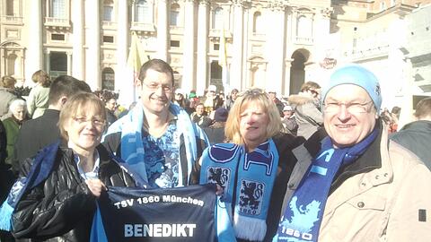 Jutta Schnell, Fanbeauftragte des TSV 1860 (l.), ist mit anderen Löwen-Fans in Rom.