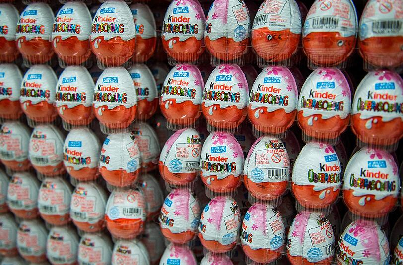 Schokoladiges Diebesgut: Eine 21-Jährige und ihr Komplize wollten fast 100 Ü-Eier aus einem Supermarkt mitgehen lassen. (Archivbild)