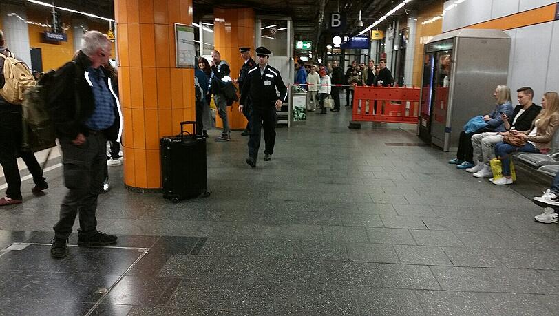 Bombenalarm! Koffer steht herrenlos an einer Säule: Die S-Bahn-Station Marienplatz ist gesperrt. Bombenalarm! Koffer steht herrenlos an einer Säule: Die S-Bahn-Station Marienplatz ist gesperrt.
