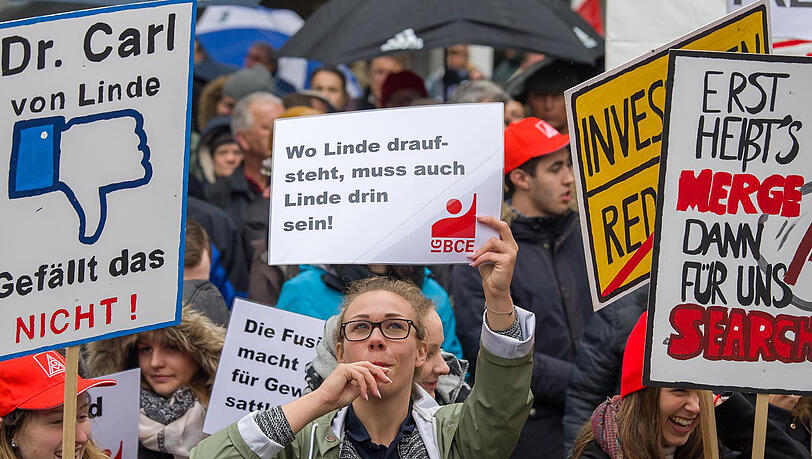 Rund 800 Linde-Mitarbeiter haben sich am Donnerstag vor der Zentrale des Konzerns versammelt. Rund 800 Linde-Mitarbeiter haben sich am Donnerstag vor der Zentrale des Konzerns versammelt.