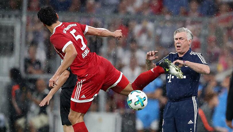 Carlo Ancelotti (r.) ließ Innenverteidiger Mats Hummels gegen Paris auf der Bank schmoren. Carlo Ancelotti (r.) ließ Innenverteidiger Mats Hummels gegen Paris auf der Bank schmoren.