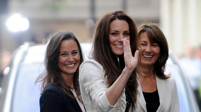 Hier war noch alles in Ordnung: Carole Middleton mit ihren Töchtern Prinzessin Kate und Pippa.