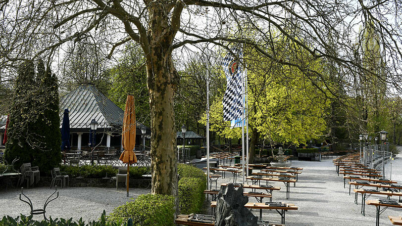 Kein Mensch zu sehen: Der Biergarten am Seehaus im Englischen Garten.