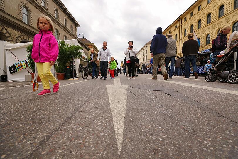 Es gibt soviel zu sehen: Beim Streetlife-Festival am Wochenende kamen 150 000 Münchner auf die autofreie Leopold- und Ludwigstraße.