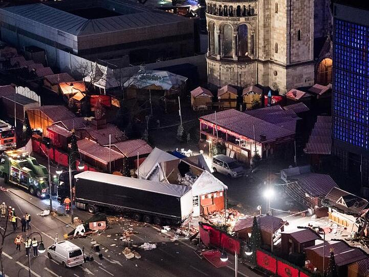 Eine Schneise der Verwüstung ist am 20. Dezember 2016 auf dem Weihnachtsmarkt am Breitscheidplatz in Berlin zu sehen, nachdem der Attentäter Anis Amri mit einem Lastwagen über den Platz gerast ist.