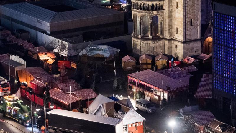 Eine Schneise der Verwüstung ist am 20. Dezember 2016 auf dem Weihnachtsmarkt am Breitscheidplatz in Berlin zu sehen, nachdem der Attentäter Anis Amri mit einem Lastwagen über den Platz gerast ist. Eine Schneise der Verwüstung ist am 20. Dezember 2016 auf dem Weihnachtsmarkt am Breitscheidplatz in Berlin zu sehen, nachdem der Attentäter Anis Amri mit einem Lastwagen über den Platz gerast ist.