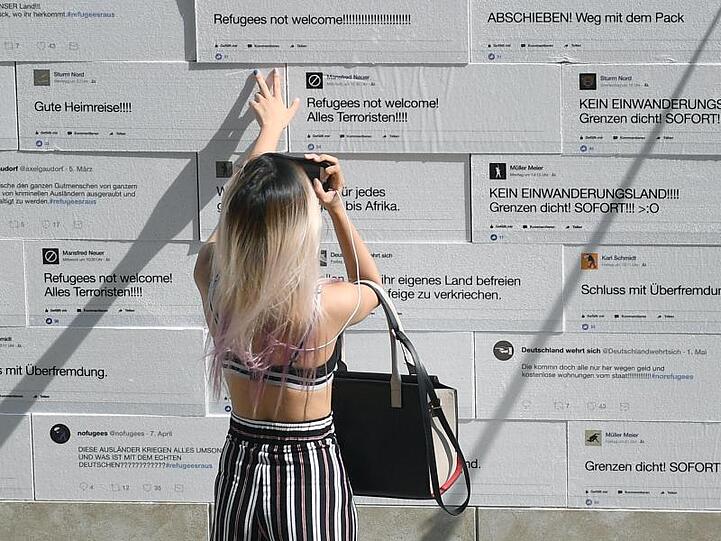Mit Durchsuchungen in 13 Bundesländern ist die Polizei gegen mutmaßliche Verfasser von Hasskommentaren im Internet vorgegangen.