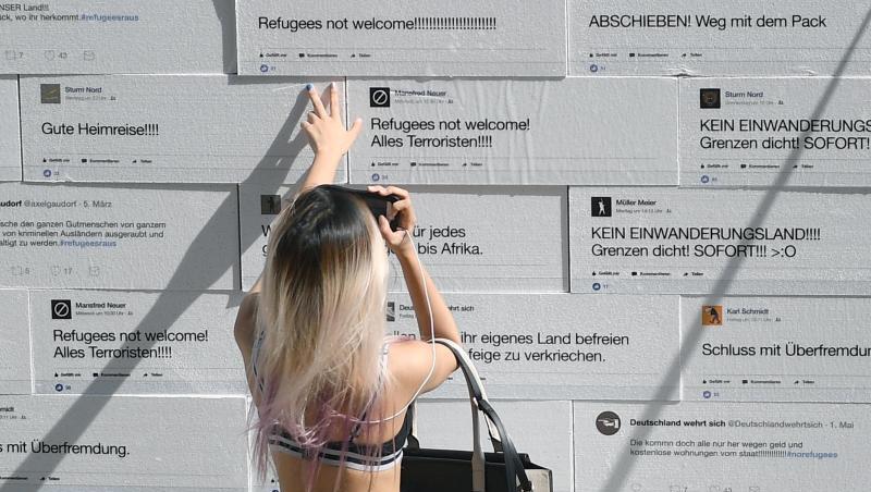 Mit Durchsuchungen in 13 Bundesländern ist die Polizei gegen mutmaßliche Verfasser von Hasskommentaren im Internet vorgegangen. Mit Durchsuchungen in 13 Bundesländern ist die Polizei gegen mutmaßliche Verfasser von Hasskommentaren im Internet vorgegangen.