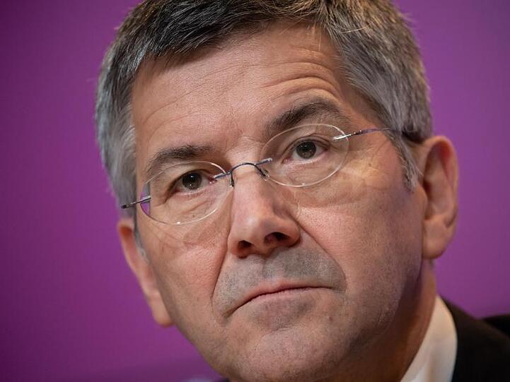 Herbert Hainer, Präsident des FC Bayern München, nimmt in der Allianz Arena an einer Pressekonferenz teil. Foto: Sven Hoppe/dpa/Archivbild