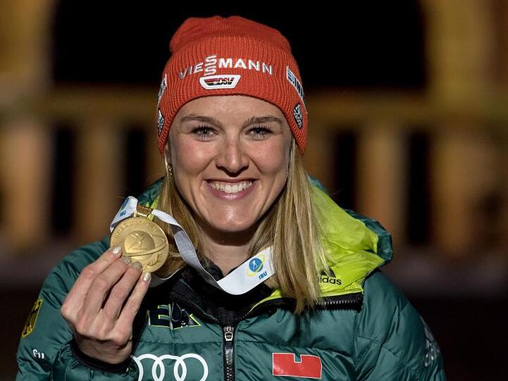 Glücklich: Denise Herrmann feiert ihr WM-Gold in Östersund.