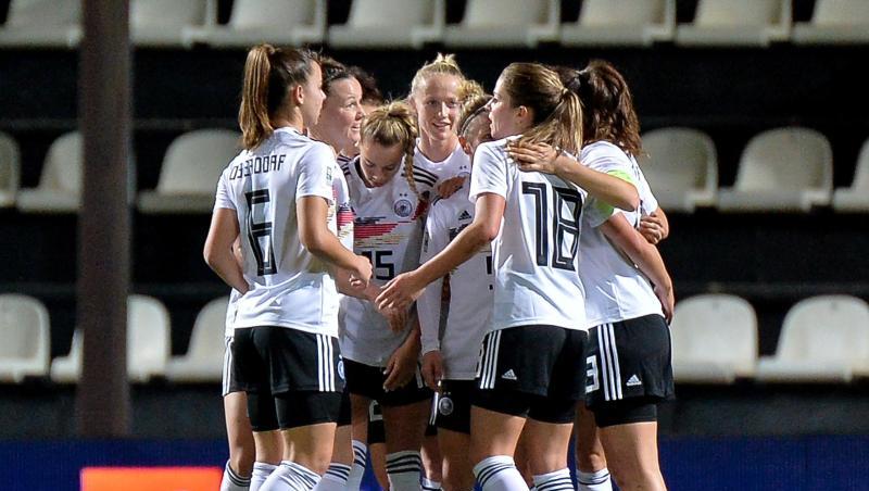 Die deutschen Spielerinnen jubeln über das 2:0 gegen Portugal.