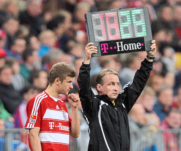 Kurios: Am 15. August 2008 bestreitet Thomas Müller als Einwechselspieler sein erstes Bundesligaspiel - im letzten Vincent Kompanys. Kurios: Am 15. August 2008 bestreitet Thomas Müller als Einwechselspieler sein erstes Bundesligaspiel - im letzten Vincent Kompanys.