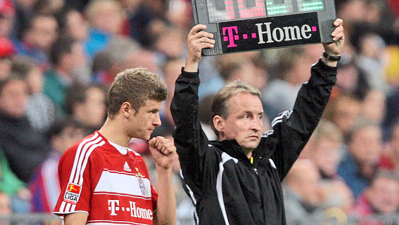 Kurios: Am 15. August 2008 bestreitet Thomas Müller als Einwechselspieler sein erstes Bundesligaspiel - im letzten Vincent Kompanys. Kurios: Am 15. August 2008 bestreitet Thomas Müller als Einwechselspieler sein erstes Bundesligaspiel - im letzten Vincent Kompanys.