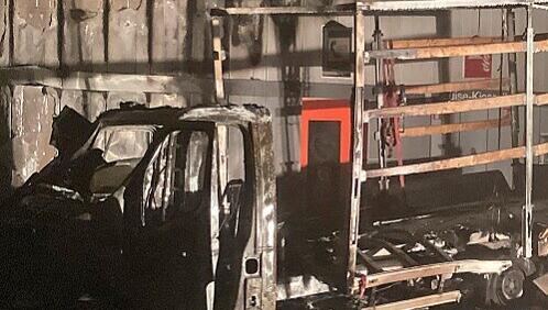 Der Fahrer des brennenden Kleintransporters hatte sich damals selbst in Sicherheit gebracht und musste nicht ins Krankenhaus. Der Fahrer des brennenden Kleintransporters hatte sich damals selbst in Sicherheit gebracht und musste nicht ins Krankenhaus.