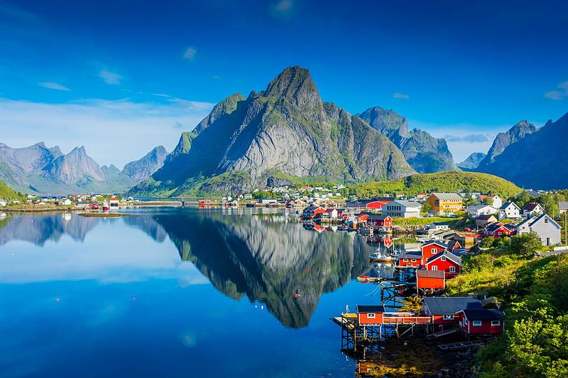 Zu den beliebtesten Zielen für eine sommerliche Auszeit zählen auch die Lofoten. Vor der Nordwestküste Norwegens ragen die schroffen Felsinseln spektakulär aus dem Meer und bilden eine der eindrucksvollsten Landschaften Europas. Dazu gibt es authentische Fischerdörfer. Türkisfarbene Buchten, glasklaren Seen und unberührter Wildnis. Wer Natur, lange Sommertage und angenehm kühle Temperaturen sucht, findet hier den idealen Ort für eine entspannte Auszeit. Zu den beliebtesten Zielen für eine sommerliche Auszeit zählen auch die Lofoten. Vor der Nordwestküste Norwegens ragen die schroffen Felsinseln spektakulär aus dem Meer und bilden eine der eindrucksvollsten Landschaften Europas. Dazu gibt es authentische Fischerdörfer. Türkisfarbene Buchten, glasklaren Seen und unberührter Wildnis. Wer Natur, lange Sommertage und angenehm kühle Temperaturen sucht, findet hier den idealen Ort für eine entspannte Auszeit.