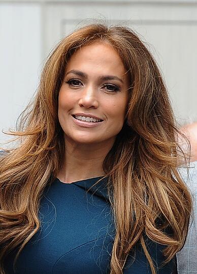 Jennifer Lopez (42), Sängerin, hat offenbar mit Bradley Cooper angebandelt. Lopez und der Schauspieler seien am vergangenen Wochenende in Los Angeles zusammen im Auto gesichtet worden, berichtet das &bdquo;People&ldquo;-Magazin. Lopez habe von den Paparazzi unerkannt bleiben wollen und schützend die Hände vors Gesicht gehalten. Dennoch sei sie von den Fotografen erkannt worden, berichtet die Zeitung. Dies soll nicht das erste Mal sein, dass die Sängerin mit dem &bdquo;Hangover&ldquo;-Star ausgeht. &bdquo;Nach ihrem Date in New York sind Bradley und Jennifer in Kontakt geblieben&ldquo;, sagte ein Insider. Sie genieße die Aufmerksamkeit, die er ihr schenke und er bringe sie zum Lachen, fügte der Informant hinzu.