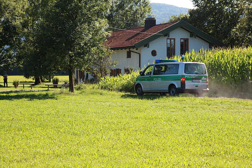 Ein Mann soll am Mittwoch in Bad Feilnbach nahe Rosenheim seine Ehefrau erschossen und sich selbst umgebracht haben. Die Bilder vom Tatort.
