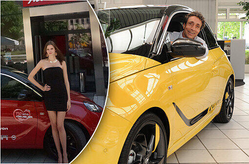Vorjahres-Gewinnerin Katrin mit dem Opel und Auto-Häusler-Verkaufsleiter Peter Fischer in einem gelb-schwarzen Opel Adam.