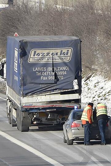 Wie durch ein Wunder konnte der Lkw-Fahrer mit nur mittelschweren Verletzungen aus dem Warck geborgen werden.