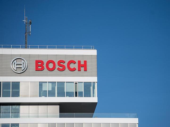 Logo und Schriftzug von Bosch am Bosch-Zentrum für Forschung und Vorausentwicklung.