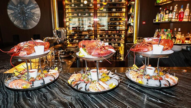Nicht nur Steak: Beták serviert auch einen Seafood Tower mit Hummer, Austern und Scampi. Nicht nur Steak: Beták serviert auch einen Seafood Tower mit Hummer, Austern und Scampi.