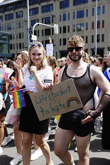 Fröhliche Teilnehmer bei der CSD-Parade in München.