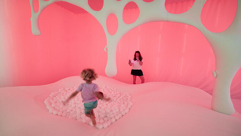 Ernesto Netos „Uni Verso Bebé II Lab, 2007/2025“ mit Kindern im Haus der Kunst. Ernesto Netos „Uni Verso Bebé II Lab, 2007/2025“ mit Kindern im Haus der Kunst.