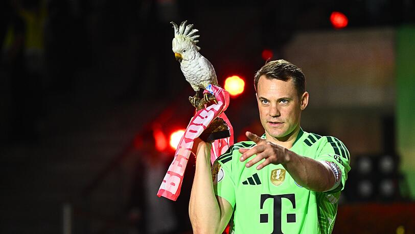 Manuel Neuer tr&auml;gt nach dem Pokalsieg die Kakadu-Troph&auml;e des FC Bayern.