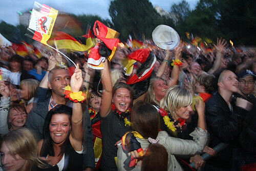 Um 21.46 Uhr erlöste Mesut Özils Treffer zum 1:0 die Fans auf der Wöhrder Wiese. Rund 30.000 waren völlig aus dem Häuschen: Deutschland ist im Achtelfinale!