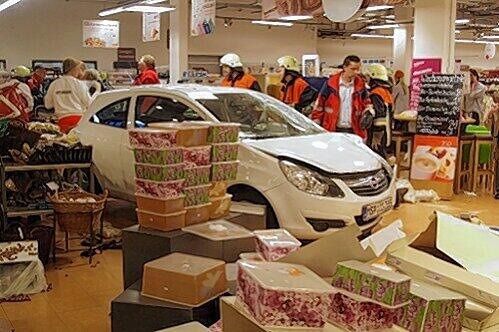 Der weiße Opel Corsa hinterließ ein Chaos im Supermarkt. Die Fahrerin stoppte erst hinter der Kasse.