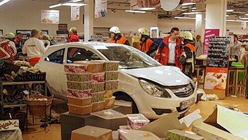 Der weiße Opel Corsa hinterließ ein Chaos im Supermarkt. Die Fahrerin stoppte erst hinter der Kasse. Der weiße Opel Corsa hinterließ ein Chaos im Supermarkt. Die Fahrerin stoppte erst hinter der Kasse.