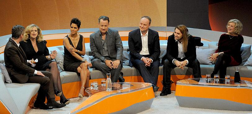 Die Gäste auf der neuen "Wetten, dass...?"-Couch: Moderatorin Barbara Schöneberger, sie US-amerikanischen Schauspieler Halle Berry und Tom Hanks, "heute show"-Moderator Oliver Welke, Violinist David Garrett und Schauspielerin Jutta Speidel.