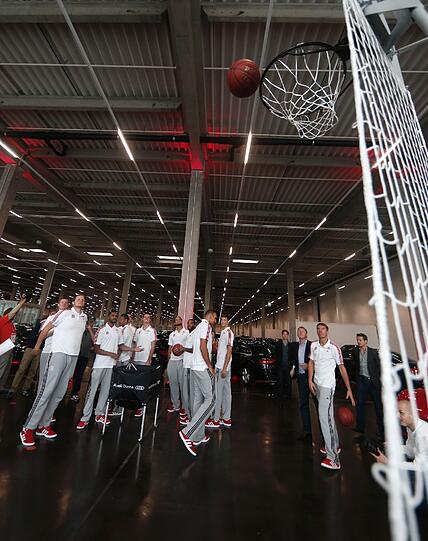 Am Montag erhielten die Spieler von Trainer Svetislav Pesic im Audi Gebrauchtwagen-Zentrum ihre neuen Dienstwagen.