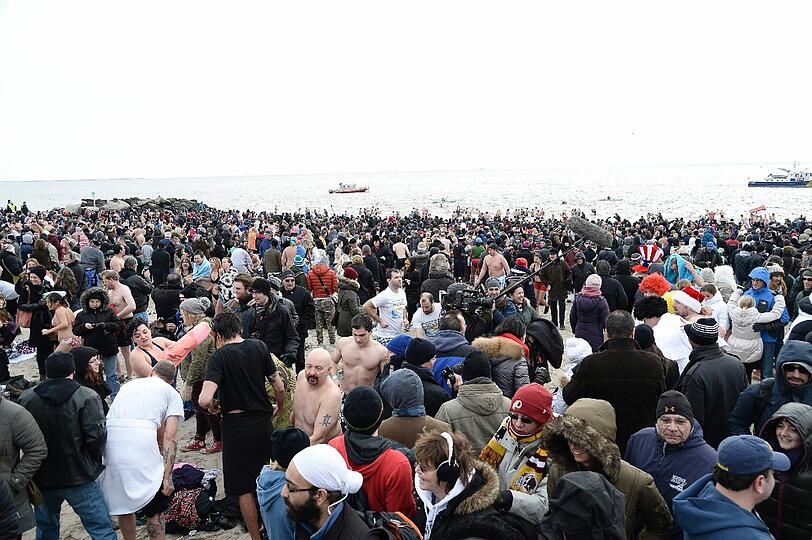 Auch in Brooklyn, New York (USA) wagten sich ins kalte Wasser. Organisiert wurde das alljährliche Event vom Coney Island Polar Bear Club, dem ältesten Winterbadeverein der USA. Von November bis April schwimmen die Mitglieder jeden Sonntag im Atlantik.