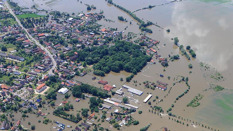 Bilder von der Jahrhundert-Flut in Bayern: Für die Fluthilfe nicht abgerufene Gelder könnten jetzt in die Flüchtlingshilfe fließen. Bilder von der Jahrhundert-Flut in Bayern: Für die Fluthilfe nicht abgerufene Gelder könnten jetzt in die Flüchtlingshilfe fließen.