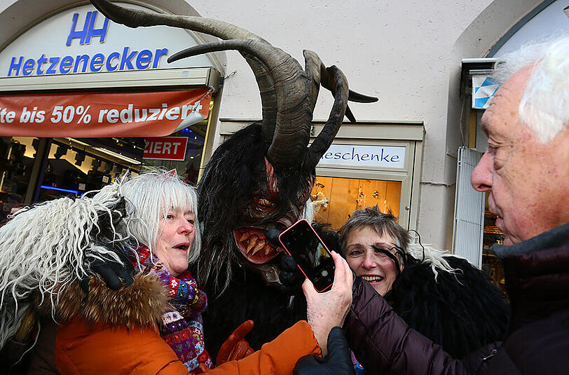 Traditioneller Münchner Krampuslauf durch die Fußgängerzone zum Marienplatz.