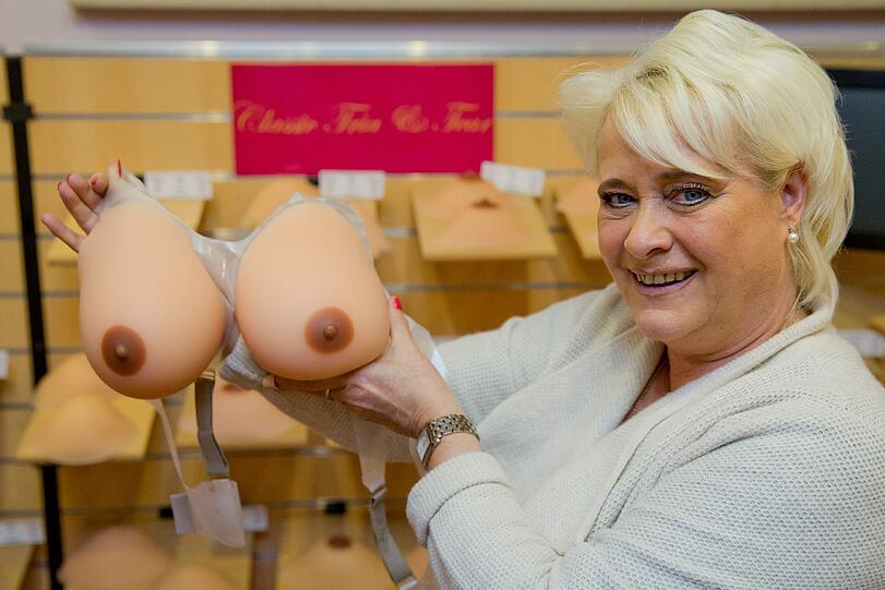 In ihrem Spezialladen verkauft Inka Horvath Perücken, High Heels und künstliche Brüste für Transvestiten und Transsexuelle. Der Markt wird immer stärker.