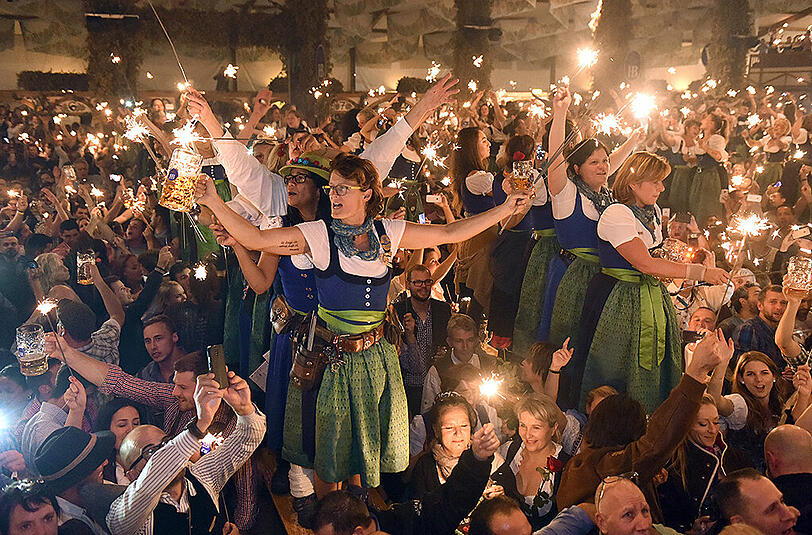 Der Promi-Reigen ging bis zum großen Kehraus im Hofbräu-Zelt - da übernahmen aber dann die Bedienungen, die über zwei Wochen lang geacktert haben, das Ruder. Wir verabschieden uns und sehen uns im Jahr 2017 auf der Theresienwiese wieder.