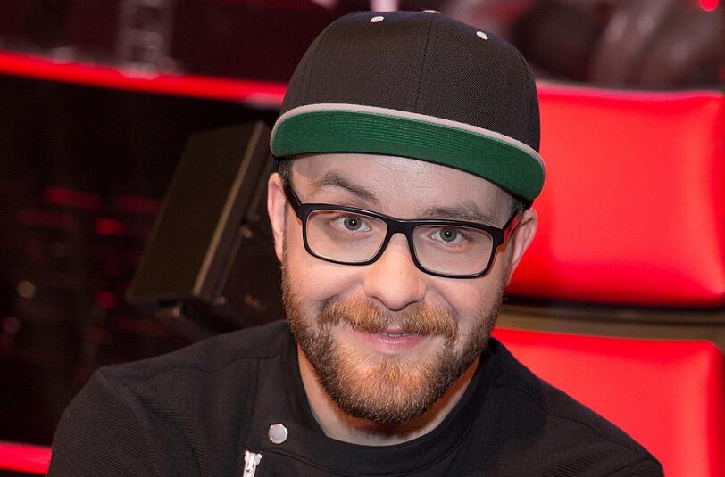 Bei Sänger Mark Forster bleibt immer ein Platz am Weihnachtstisch leer, falls doch noch ein unerwarteter Gast vorbeikommt. Der Sänger pflegt diese alte, polnische Tradition an Weihnachten, weil seine Mama aus Warschau kommt.