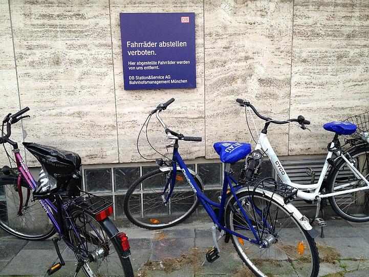 Täglich werden trotz Verbots Fahrräder am Hauptbahnhof abgestellt.