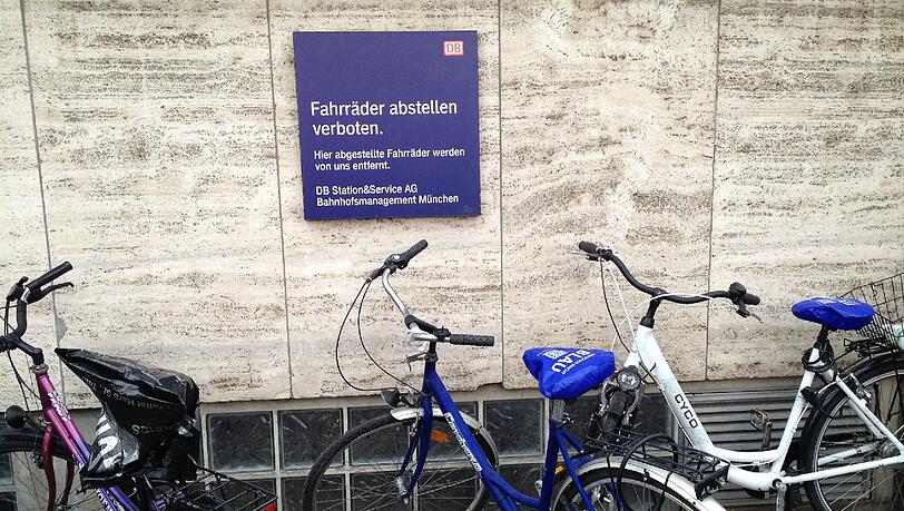 Täglich werden trotz Verbots Fahrräder am Hauptbahnhof abgestellt. Täglich werden trotz Verbots Fahrräder am Hauptbahnhof abgestellt.